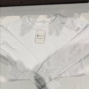 MIIPPO White Long Sleeve Crop Top. Size medium. NWT